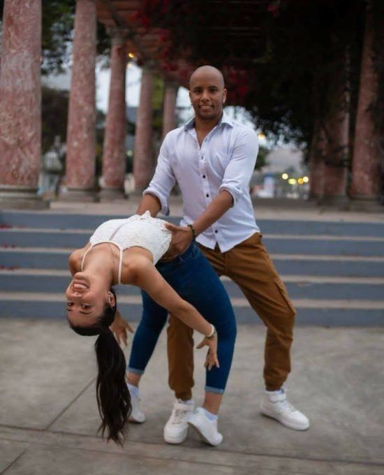 Personas bailando salsa en clases de Salsambo Lima